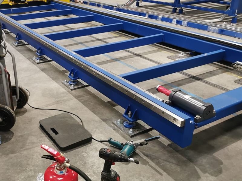 Intervention sur site : soudure d'un châssis de machine industrielle chez un client