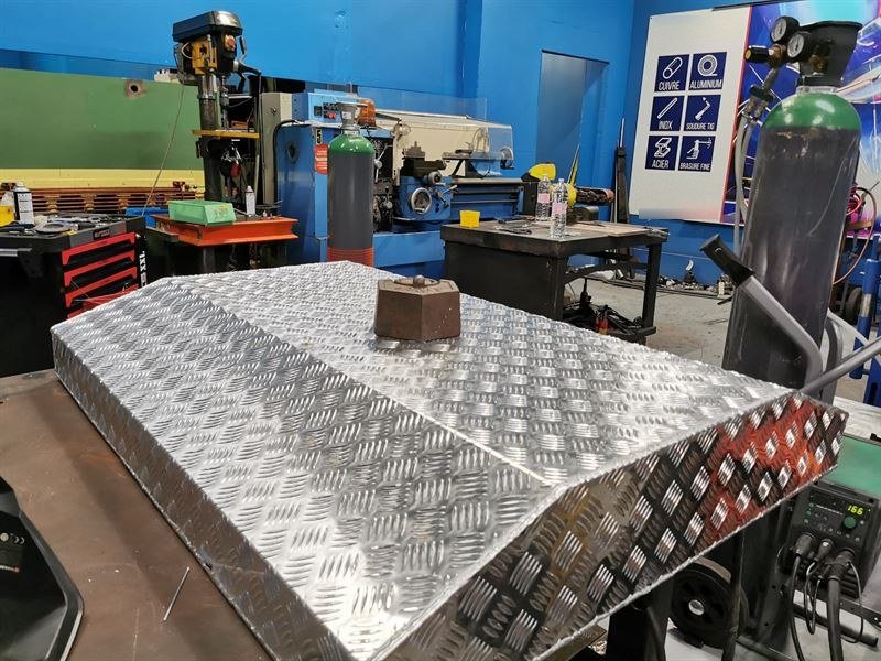Coffre en tôle d'aluminium larmée soudé à l'atelier Meca soudure Msa